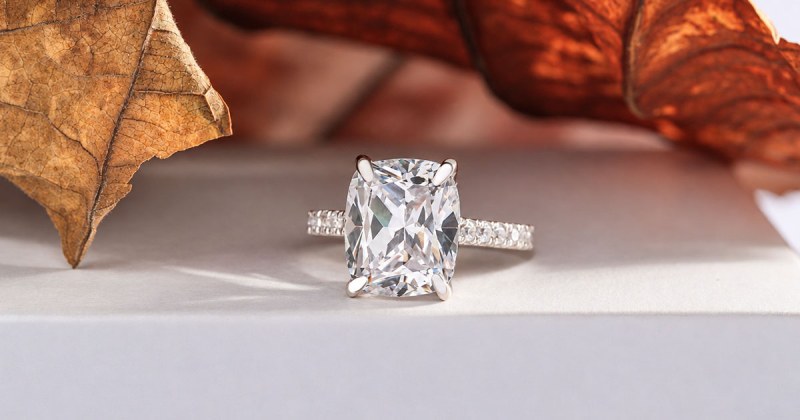 Cận cảnh trang sức đính đá Cubic Zirconia