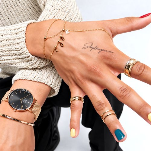 Người mẫu đeo dây chuyền Daniel Wellington DW00400396 Charms Chain Necklace trên tay