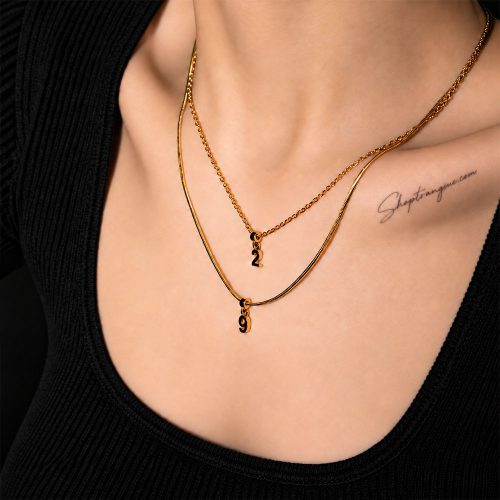 Người mẫu đeo dây chuyền Daniel Wellington DW00400396 Charms Chain Necklace trên cổ