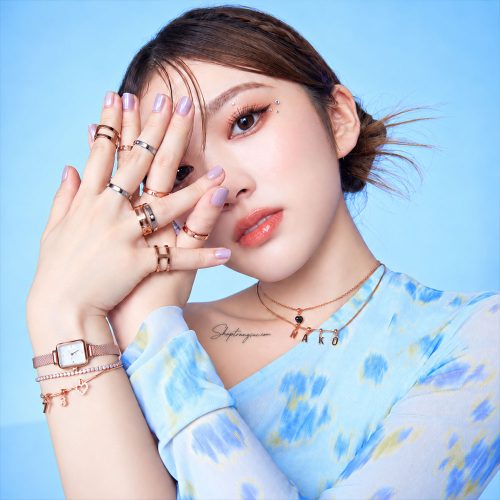 Người mẫu đeo dây chuyền Daniel Wellington DW00400396 Charms Chain Necklace trên cổ
